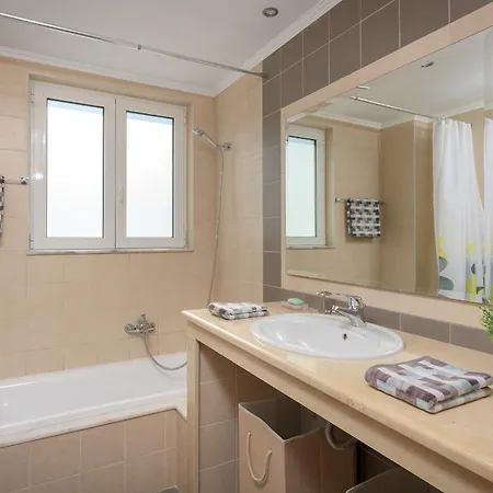 La Maisonette - 4 Bedroom Near The イアリソス